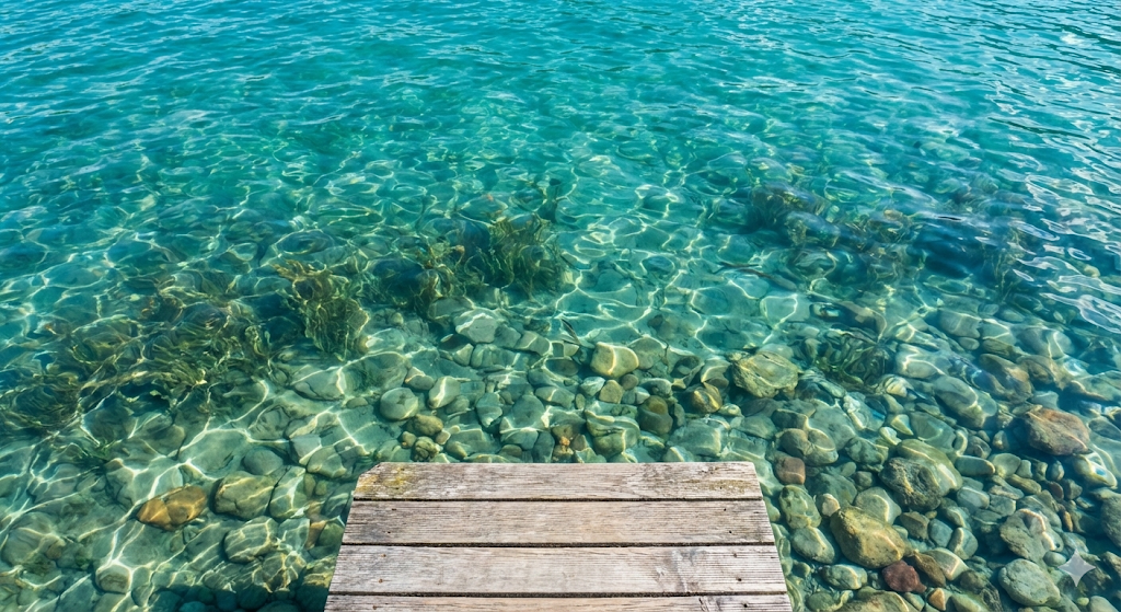 桟橋から見下ろした、水中まで見える湖面。